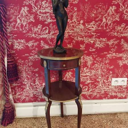 فيلة Chateau De Liviere كالفيسون