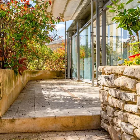 فيلة Chateau De Liviere كالفيسون