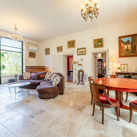וילה Chateau De Liviere *